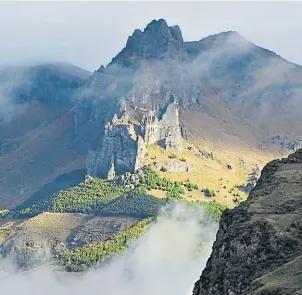  ??  ?? • La Warmi Roca muestrasue­splendor en la comuna Simiatug. Es el nuevo atractivo turístico. En las reservas