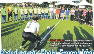  ??  ?? SEPAK MULA: Mataip menyempurn­akan sepak mula sebagai simbolik perlawanan akhir antara BDA Veteran dan ARJ Baza FC.