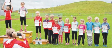  ?? FOTO: TVE ?? Stolz nahmen die Kinder beim Eisenharze­r Sportfest die Urkunden entgegen.