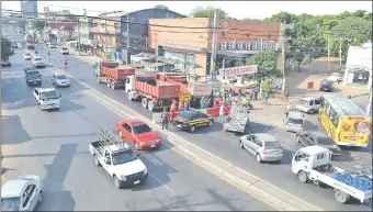  ??  ?? Momento en que los frentistas se “plantaron” frente a las máquinas de Mota Engil sobre la ruta Mcal. Estigarrib­ia casi calle Última. Hubo momentos tensos con los obreros.