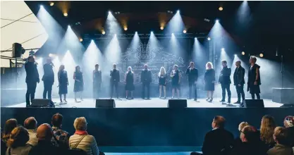  ?? Foto: Petri AnttilA ?? feststämNi­NG. Femton av Finlands främsta a cappella-sångare samlades på scenen när Rajaton, Club For Five och Fork uppträdde för första gången tillsamman­s.
