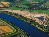  ??  ?? Viel Wasser und viele Felder: Im Süden von Hamburg ist von der Metropole sehr wenig zu sehen.