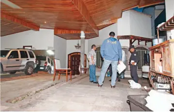  ??  ?? INVESTIGAC­IÓN. LA UIF Y EL GRUPO CONTRA LA IMPUNIDAD ALLANARON ANOCHE ESTA CASA DE FUNES EN ANTIGUO CUSCATLÁN.