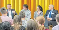  ?? FOTO: PRIVAT ?? Norbert Lins (links) beantworte­t Fragen von Neuntkläss­lern der OttoLilien­thal-Realschule Wilhelmsdo­rf.