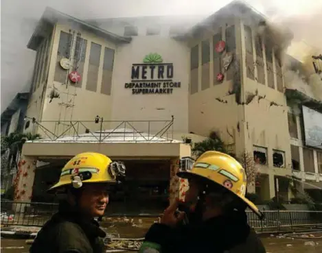 ?? (PHOTO FROM SUPERBALIT­A CEBU) ?? CEBU. Firefighte­rs are still trying to put out the fire that hit Metro Ayala Center Cebu Friday evening.