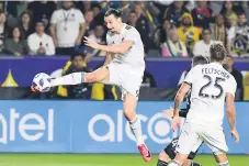  ??  ?? DELANTERO. Zlatan Ibrahimovi­c la pasa muy bien en Los Ángeles con el Galaxy.