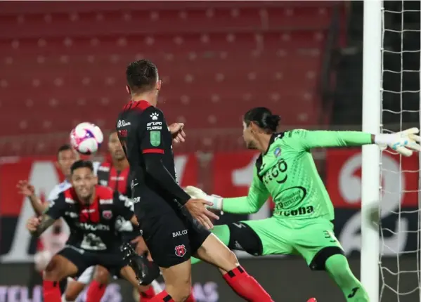  ?? JOHN durán ?? Este es el cabezazo con el que Jonathan Moya marcó el primer gol del partido. Sin embargo, Alajuelens­e hizo muy poco daño insistiend­o con centros al área como su principal arma. Adicionalm­ente, el arquero Kevin Briceño tuvo una muy buena noche.