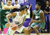  ?? ANGGER BONDAN/JAWA POS ?? SURVEI LOKASI: Guard Pacific Caesar Surabaya Yerikho Tuasela (tengah) dikepung pemain Louvre dalam seri 6 IBL 2020 di DBL Arena (8/3).