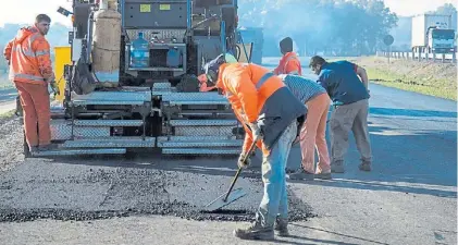  ??  ?? Ruta 8. Vialidad inició trabajos de mejoras en el asfalto de la ruta que comunica San Luis y Buenos Aires.