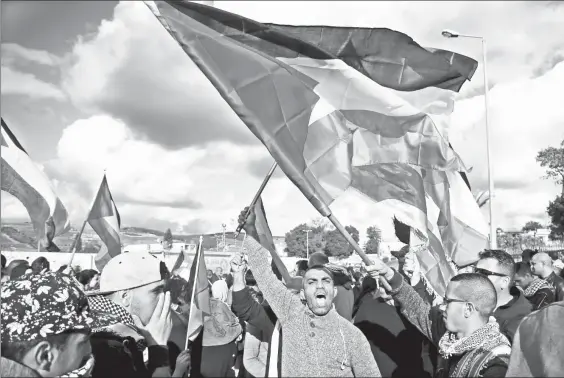  ?? Foto Afp ?? Los inconforme­s, algunos con banderas palestinas, dijeron estar listos para combatir “contra el gobierno del racismo” del premier Netanyahu