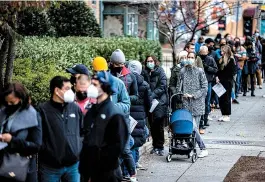  ?? SAMUEL CORUM/GETTY IMAGES/AFP ?? Pessoas em fila para se vacinar nos EUA, país que iniciou nova campanha
