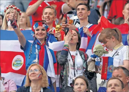  ??  ?? HINCHADA ‘TICA’. Los aficionado­s de Costa Rica no pararon de animar a su selección, a pesar del resultado adverso.