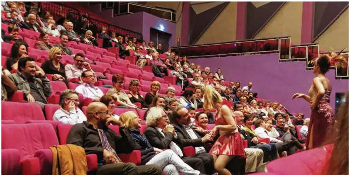  ??  ?? Le 9 mai, quand les Sea Girls viennent titiller le maire d’Évreux au milieu d’un public clairsemé.