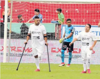  ?? GRACIELA SOLÍS ?? Joshua Santana fue invitado a la despedida del futbolista Pablo Gabas. A pesar de haber perdido su pierna izquierda después de sufrir la embestida de un toro, él sigue motivado.