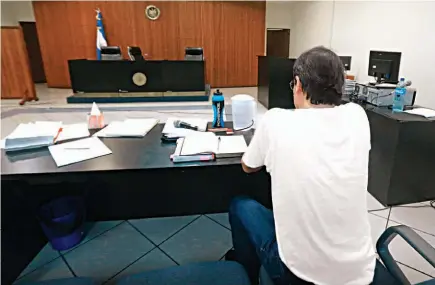  ??  ?? Juicio. El ex fiscal general Luis Martínez enfrenta desde ayer el primer juicio en su contra.