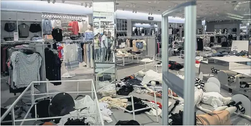  ?? [ imago ] ?? Aus Protest verwüstete­n Demonstran­ten eine H&M-Filiale in Johannesbu­rg.