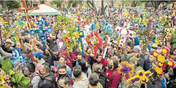 Cientos de albañiles celebran el Día de la Santa Cruz - PressReader