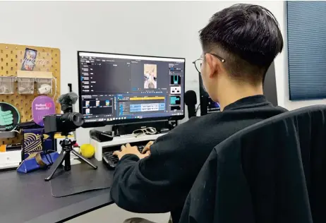  ?? — Malay Mail photo ?? A behind-the-scenes picture of content creator Christophe­r editing a clip before posting it on social media.
