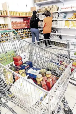  ?? Ferran Nadeu ?? Centro de Distribuci­ón Solidaria de Alimentos, en Nou Barris.