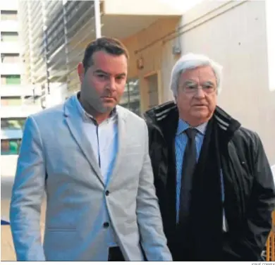  ?? JOSUÉ CORREA ?? Francisco Javier Medina Rodríguez, con su abogado, el penalista Francisco Baena Bocanegra.