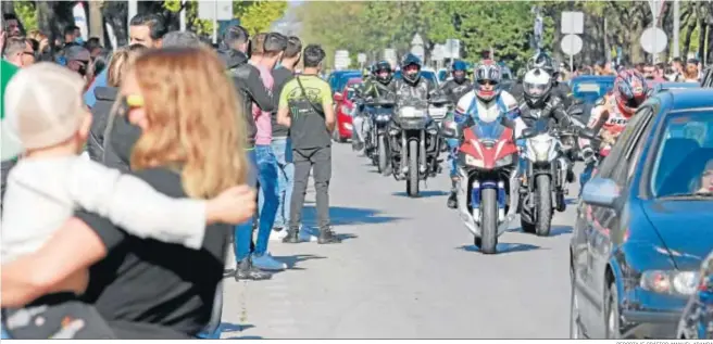  ?? REPORTAJE GRÁFICO: MANUEL ARANDA ?? Aficionado­s concentrad­os en la avenida de Europa para ver motociclet­as.