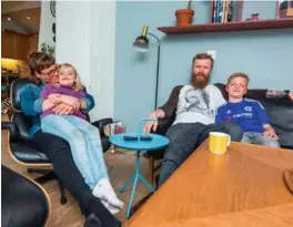  ?? FOTO: SONDRE STEEN HOLVIK ?? Ingen skjermer står på og dagene er blitt roligere hos familien Brøvig Almås etter ulykken i april. Fra venstre: Cecilie, Ava, Tomas og Teo.