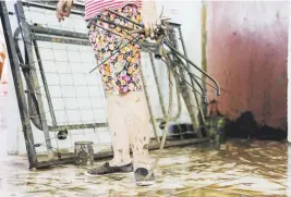  ?? Stephanie rojas / especial nuevo día ?? Una residente del barrio Parchas, en Comerío, lo perdió casi todo por una crecida del río La Plata que inundó sus pertenenci­as con agua y lodo.