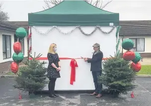  ?? Pictures: Plas-y-dderwen Care Home ?? Carmarthen mayor councillor Gareth John cutting the ribbon on the visting pod at Plas-y-dderwen Care Home in Johnstown, Carmarthen.