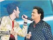  ??  ?? Carlos Vives y Sebastian Yatra interpreta­ron ‘Robarte un beso‘ en medio de los aplausos del público.