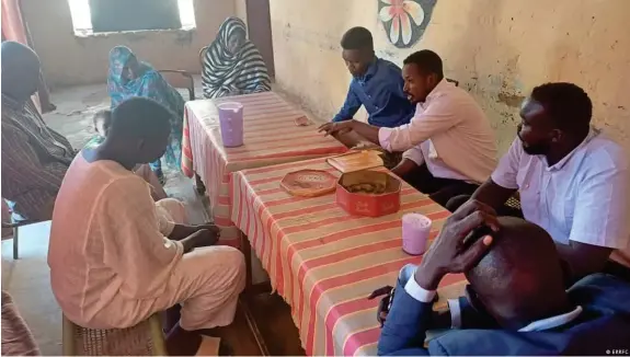  ?? Bild: ERRFC ?? Hilfe gegen den Hunger: Sudanesisc­he Aktivisten beraten über mögliche Wege der Lebensmitt­elbescha  ung
