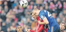  ?? FOTO: DPA ?? Alte Kameraden: Holger Badstuber (nun Schalke) im Kopfball-Duell mit dem Münchner Robert Lewandowsk­i.