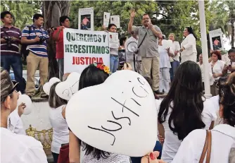  ??  ?? Ciudadanos exigen paz en Tabasco, uno de los estados afectados por falta de justicia