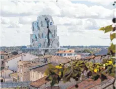  ?? FOTO: ADRIAN DEWEERDT/DPA ?? Highlight der LUMA Kulturinst­itution in Arles ist der Turm von Architekt Frank O. Gehry.