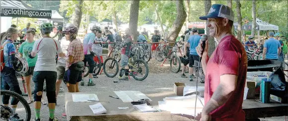  ?? Keith Bryant/The Weekly Vista ?? Rich Drew, a pro enduro racer with Pivot, talks with a crowd gathered at Blowing Springs Pavilion before the race.