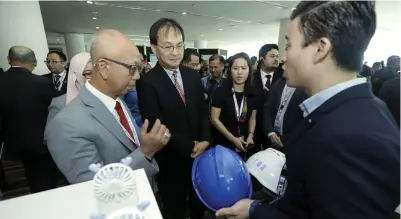  ?? Upon — Photo by Chimon ?? Baru (second left) visits one of the exhibitors at PAQS Congress. At left is BQSM president Prof Dato Aziz Abdullah.