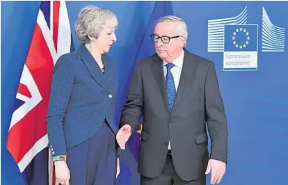  ?? (AP) ?? Cónclave. Theresa May se reunió ayer con Jean-Claude Juncker, presidente de la Comisión Europea.
