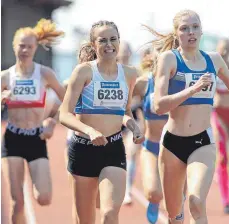  ?? FOTO: RALF GÖRLITZ ?? Anna Schall (rechts) von der LG Tuttlingen-Fridingen musste sich über 800 Meter im Endspurt noch Sophia Kremsler (Nr. 6238) von der SpVgg Mössingen knapp geschlagen geben.