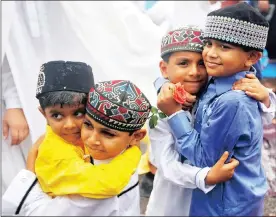  ?? Pictures: REUTERS ?? BROTHERHOO­D: Children, in Mumbai, India, greet after offering the prayers that marked Ramadaan’s end.