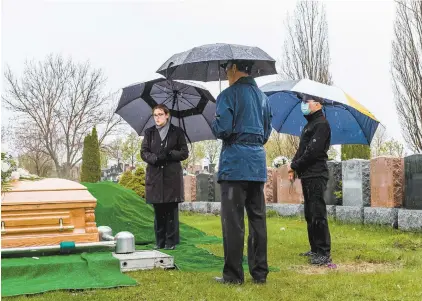  ?? RENAUD PHILIPPE LE DEVOIR ?? Louis et Claude Desrosiers ont dû rendre hommage à leur mère sans pouvoir être entourés de leur famille afin de respecter les règles de distanciat­ion en vigueur, lors de notre passage au cimetière Le Repos Saint-François-d’Assise, à Montréal.