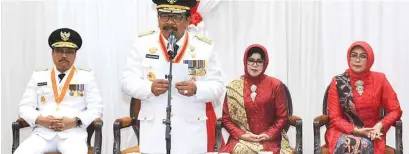  ?? ANDRIANSYA­H POETRA/JAWA POS ?? SAMPAIKAN HORMAT KEPADA PEJUANG: Gubernur Jatim Soekarwo bersama Wakil Gubernur Jatim Saifullah Yusuf seusai upacara. Mereka melakukan ramah tamah bersama veteran dan konsulat jenderal.