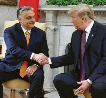  ?? Foto: Mark Wilson, afp ?? Auf einer Wellenläng­e: US-Präsident Donald Trump (rechts) und Ungarns Premier Viktor Orban am Montag im Weißen Haus in Washington.