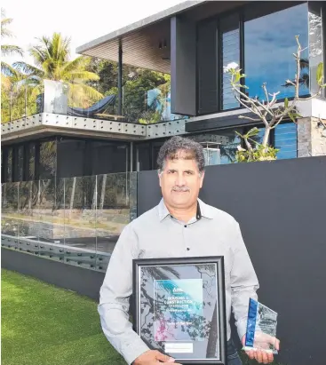  ?? Picture: PETER CARRUTHERS ?? WINNER: Builder Matthew La Spina outside FNQ’s House of the Year.