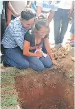  ??  ?? La joven Norma Ríos lloraba la pérdida de su madre y su hija.