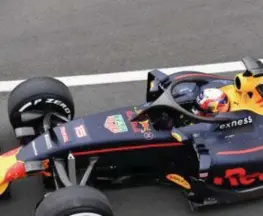 ?? FOTO PHOTO NEWS ?? De halo op de Red Bull van Pierre Gasly. Max Verstappen heeft al geen zin meer om in te stappen.