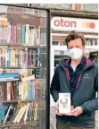  ?? FOTOS: UBG ?? Marc (45) aus Düsseldorf freut sich über ein Lesebuch von Böll.