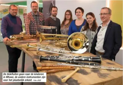  ?? Foto JOGE ?? De blokfluite­n gaan naar de kinderen in Mfuwe, de andere instrument­en zijn voor het plaatselij­k orkest.