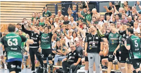  ?? FOTO: ACHIM BLAZY ?? In der voll besetzten Sporthalle am Breitschei­der Weg hatten die Handballer des TuS 08 Lintorf gegen den TV Kapellen viel Grund zur Freude.