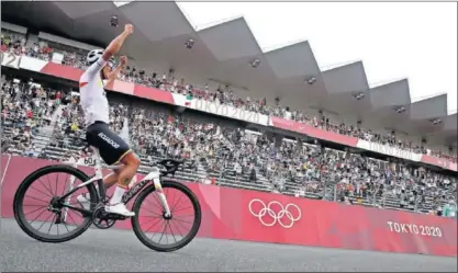  ??  ?? Richard Carapaz celebra su victoria en el circuito de velocidad de Fuji.