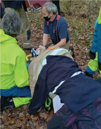  ?? FOTO RR ?? De vrouw werd door de mountainbi­ker, die met hoge snelheid een heuvel af fietste, in de rug geraakt. Ze hield een zware hersenschu­dding en een schouderbl­essure over aan het ongeval.