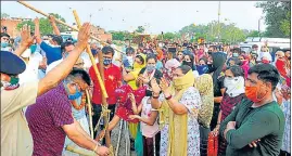  ??  ?? Social distancing norms went for a toss as barricades were being removed from the last remaining containmen­t zone in Bapu Dham Colony, Sector 26, Chandigarh, on Monday. KESHAV SINGH/HT